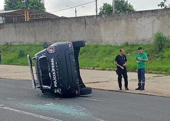 Viatura da Polícia Penal capota após acidente na zona Sul de Teresina