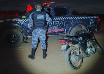 Polícia Militar recupera motocicleta abandonada em área de mata em José de Freitas