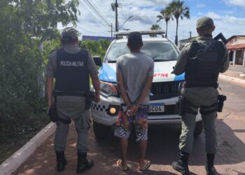 Homem é preso com drogas, faca e dinheiro em terreno baldio em Miguel Alves-PI