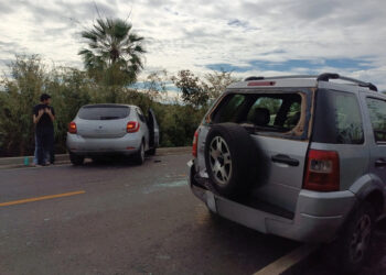 Acidente na PI-113 em José de Freitas envolvendo um caminhão e três carros de passeio