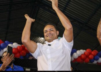 Pedro Gomes reúne milhares de pessoas para oficializar sua candidatura a prefeito de José de Freitas