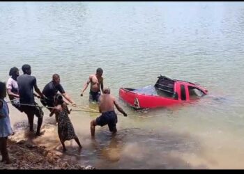 Carro cai no Rio Parnaíba e comunidade faz mutirão para retirar em União