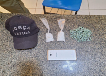 Jovem é preso em José de Freitas após descer de ônibus portando crack e cocaína