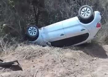 Carro capota no interior e mulher sofre acidente de moto na zona urbana de Barras