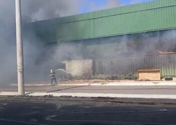 Incêndio de grandes proporções atinge Porto Piauí, em Luís Correia