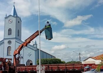 Prefeitura de José de Freitas realiza manutenção da iluminação da Praça Central