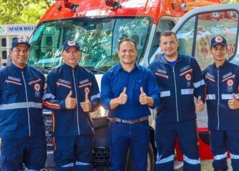 Prefeito Pedro Gomes entrega nova ambulância para o SAMU