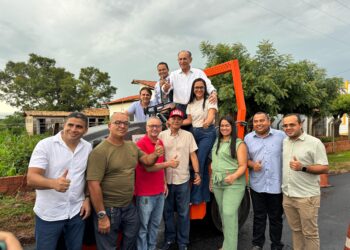 Prefeito Pedro Gomes, Vice-prefeita Andréia, Senador Marcelo Castro vistoriam obras de asfaltamento em José de Freitas