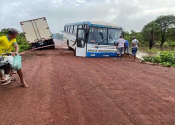 Dois veículos atolam em bueira na zona rural da cidade de União no Piauí