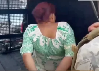 Mulher é presa suspeita de furtar cerca de R$ 100 mil em joias e dinheiro de professor