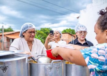 Projeto Mãos que Alimentam chega ao bairro Santa Luzia: Dezenas de famílias atendidas com distribuição de sopa e polpa de frutas