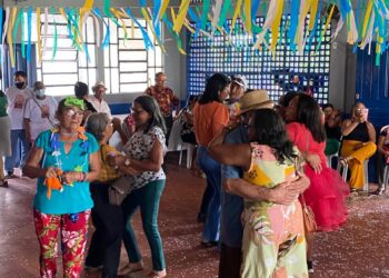 Baile de carnaval da terceira idade leva momentos de descontração na reabertura do Centro de Convivência do Idoso em José de Freitas