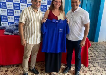 Prefeito Pedro Gomes e secretário de Educação Rummenigge Rocha entregam fardamento à equipe da SEMED