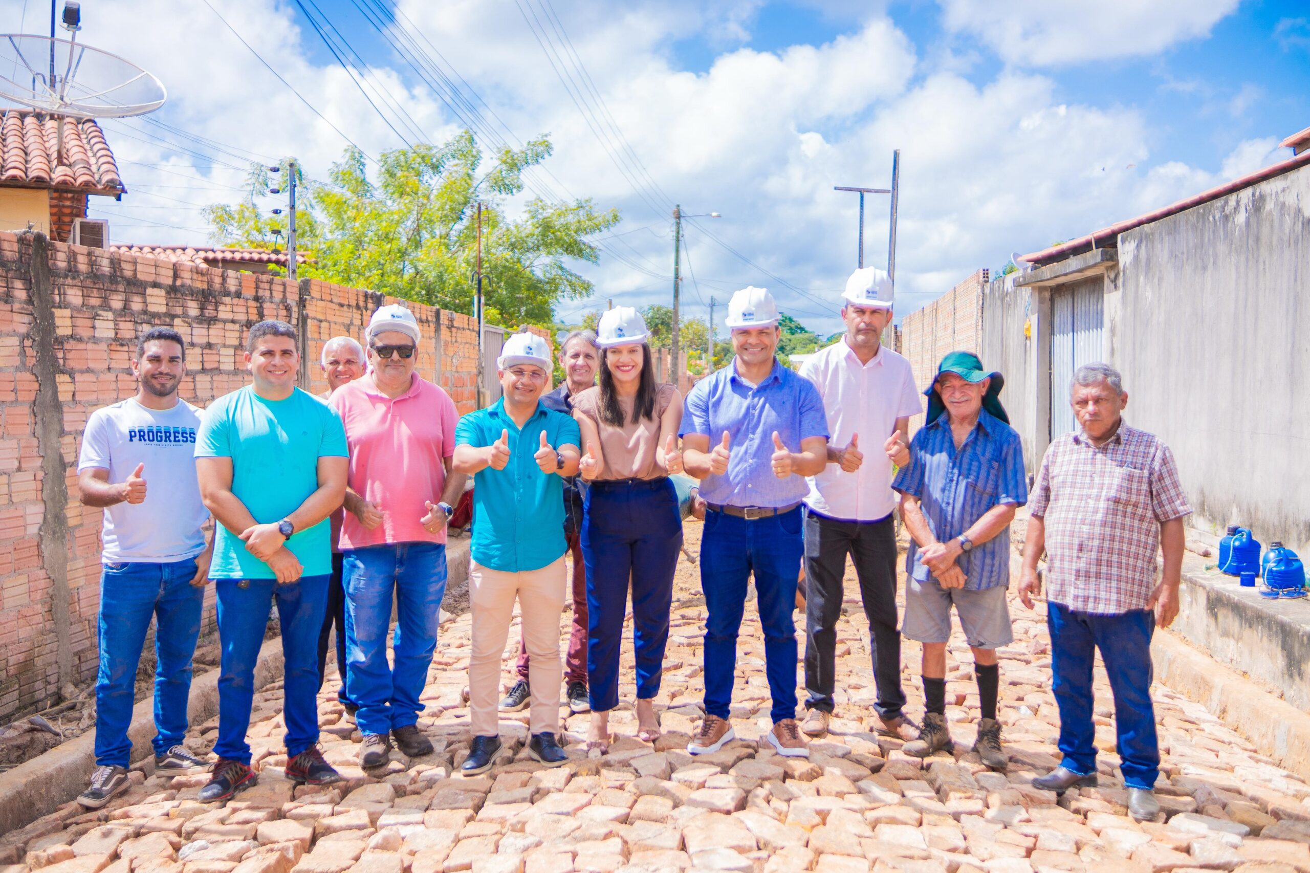Prefeito Pedro Gomes e vice-prefeita Andreia Ferreira visitam obras de calçamento na Rua França Holanda