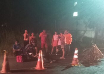 Grave acidente entre motocicletas deixa dois homens inconscientes no centro de José de Freitas