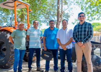 Prefeitura de José de Freitas entrega viatura e trator para secretarias