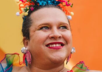 Samdra Dee lança seu primeiro livro de poesias