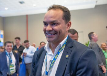 Prefeito Pedro Gomes antecipa primeira parcela do 13º salário dos servidores efetivos de José de Freitas