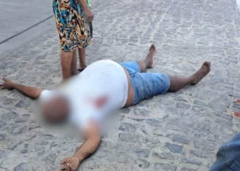 Câmeras de segurança registram ataque contra homem em posto de combustíveis em São Pedro do Piauí