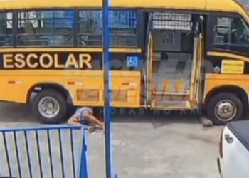 Mecânico escapa de acidente após ônibus escolar se mover durante reparo