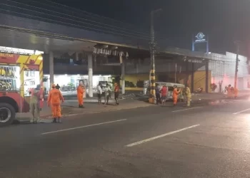 Kombi pega fogo em posto de combustível na zona Leste de Teresina
