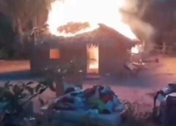 Chamas destroem residência em União: moradores ajudam a salvar pertences