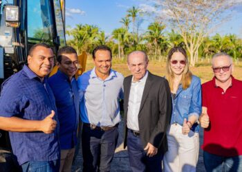 Prefeito Pedro Gomes recebe nova retroescavadeira para José de Freitas