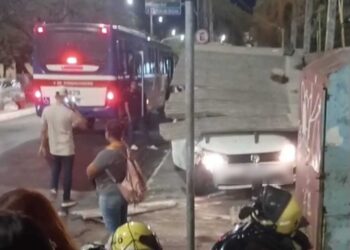 Carro desgovernado invade parada usada por freitenses em Teresina e quase provoca tragédia