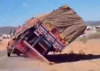 Caminhão carregado de frutas tomba no Sertão do Araripe