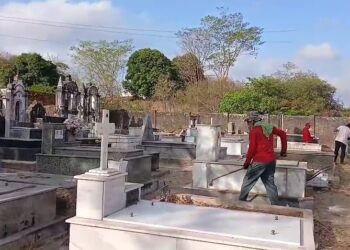 Prefeitura de José de Freitas realiza limpeza nos cemitérios da cidade para o Dia de Finados