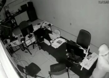 Loja é alvo de assalto no centro de José de Freitas; criminoso leva celulares, moto e dinheiro