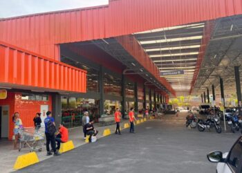 Criminoso armado invade área restrita e rouba dinheiro de supermercado em Teresina