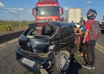Colisão em ponte deixa fisioterapeuta ferida e provoca congestionamento em Teresina