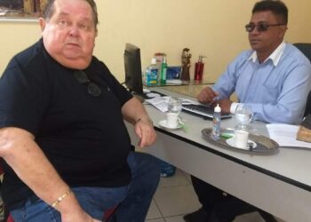Vereador Abraão Araújo e João Araújo homenageiam o saudoso Dr. Robert Freitas no dia em que completaria aniversário