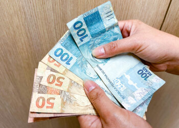 Trabalhadores recebem a primeira parcela do 13º até esta sexta (28)