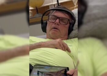 Carlos publica vídeo de Bolsonaro soluçando enquanto dorme