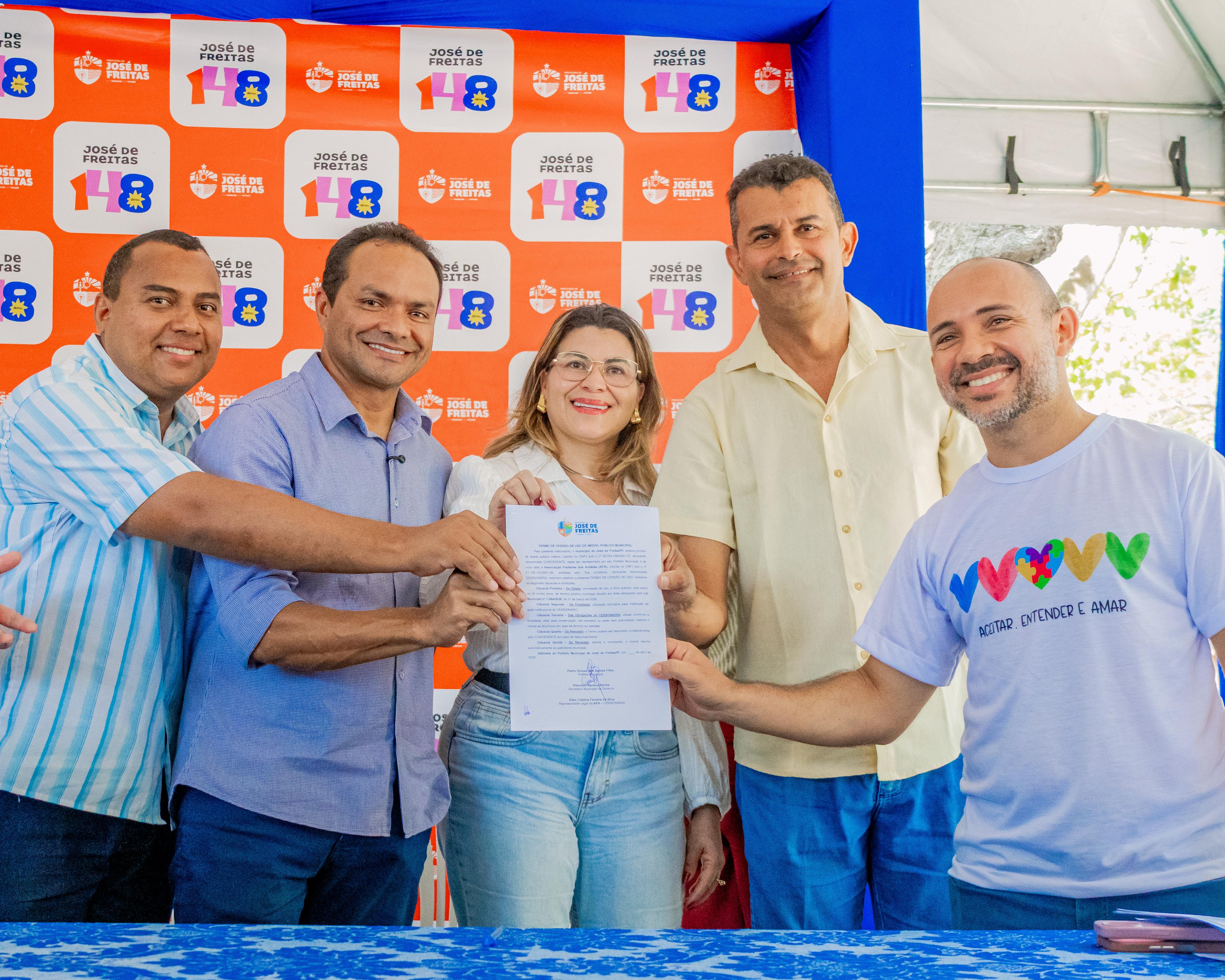 Prefeito Pedro Gomes assina ordens de serviço para novo CAPS, UBS e concede terrenos para associações