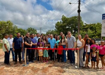 VEREADOR ABRAÃO ARAÚJO E JOÃO ARAÚJO PARTICIPAM DE INAUGURAÇÃO DE CALÇAMENTO NA COMUNIDADE TINGUINS EM JOSÉ DE FREITAS