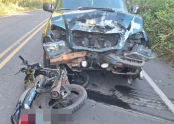 Motociclista é arremessado e morre após colisão frontal com caminhonete em Teresina