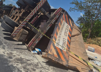 Carreta com carga de arroz tomba e mercadoria é saqueada na BR-343, em Teresina