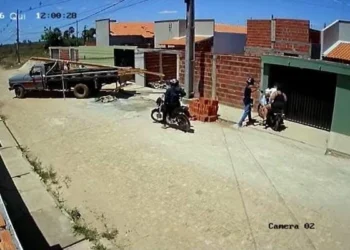 Dupla aponta arma para família com bebê e rouba motocicleta em Campo Maior