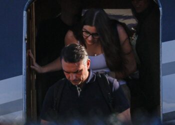Voo com Flávio Bolsonaro e família chega a Miami, nos EUA